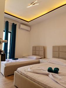 SkatajVila Lazri的一间卧室设有两张床和天花板