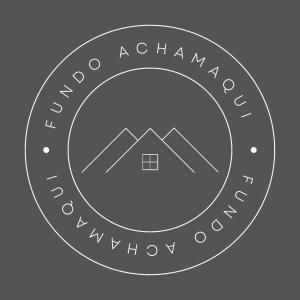 查查波亚斯Hotel Fundo Achamaqui的中间有山的圆形标志