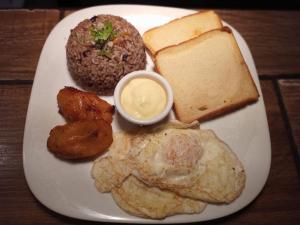 萨拉皮基沨竹萨尔瓦多酒店的鸡蛋、面包和松饼等食物