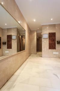 阿尔么丽亚Torreluz Apartamentos的一间设有镜子和瓷砖地板的大浴室