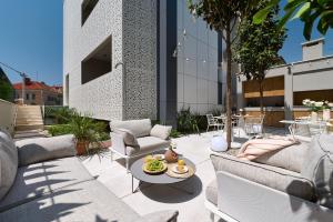 斯普利特Luxury Apartments Villa Mala Split的带沙发和桌椅的天井。