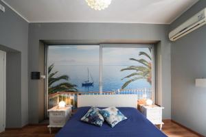 那不勒斯弗洛林达住宿加早餐旅馆的卧室设有海景大窗户