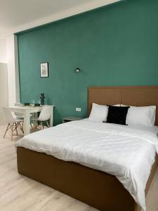 阿斯塔纳Жилой Комплекс Акжайык的一间卧室设有一张蓝色墙壁的大床