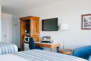 马塔讷海上凉亭里奥托酒店的酒店的客房配有一张带笔记本电脑的书桌