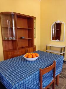 阿莱齐奥L' Aranceto的一张桌子上放着一碗橘子