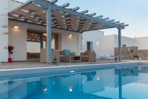 帕罗奇亚Villa Jessy 150m² with Full Privacy的一个带凉亭和房子的游泳池