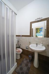 那不勒斯弗洛林达住宿加早餐旅馆的一间带水槽、卫生间和镜子的浴室