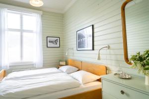 Vang I ValdresSommerhotellet的一间卧室配有一张床和一张带镜子的书桌