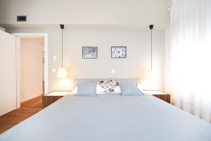 扎达尔Summer Breeze apartment的卧室配有带蓝色枕头的大型白色床