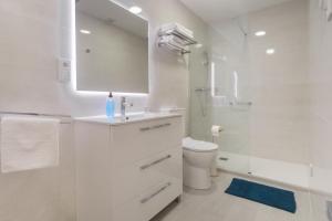 瓦伦西亚Reinapart Valencia Beach的白色的浴室设有水槽和卫生间。