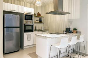 威廉斯塔德Otrobanda Apartment的厨房配有不锈钢冰箱和白色橱柜