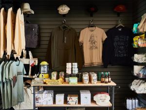 Mount SunapeeBluebird Sunapee的陈列着衬衫和其他物品的商店