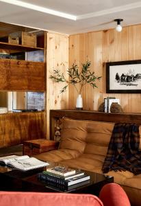 Mount SunapeeBluebird Sunapee的客厅设有真皮沙发和木墙