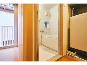 大阪Batonship - Vacation STAY 12907的带浴缸的浴室和电视。