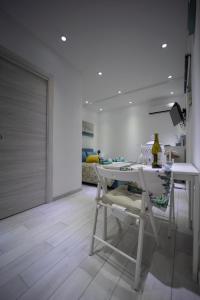 锡拉库扎La Casetta del Ronco1 Ortigia的白色的用餐室配有白色的桌椅