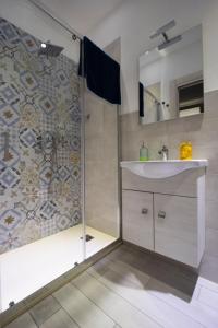 锡拉库扎La Casetta del Ronco1 Ortigia的带淋浴和盥洗盆的浴室