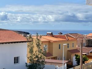 塔拉哈勒赫Villa Neila, Fuerteventura的建筑屋顶和海洋的景色