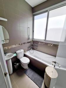 帕福斯Leonidas VILLA的浴室配有卫生间、浴缸和水槽。