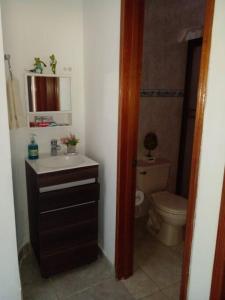 莱蒂西亚Hermoso y cómodo apartamento en Leticia的一间带水槽和卫生间的浴室