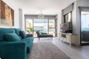 瓦伦西亚Reinapart Patacona Beach 46的客厅配有蓝色的沙发和电视