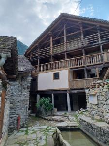 MolliaCa' Scocc, antica casa di montagna in Valsesia的阳台,享有房子外景
