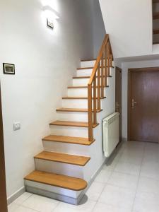 墨西拿Vecchia Paradiso - A un passo dal Mare的房屋内有木台阶的楼梯