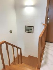 墨西拿Vecchia Paradiso - A un passo dal Mare的白色墙上的画像楼梯