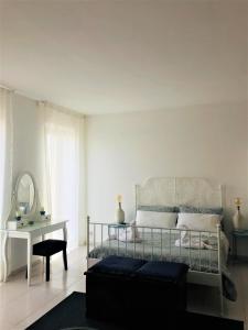 墨西拿Vecchia Paradiso - A un passo dal Mare的一间卧室配有一张床、一张书桌和一面镜子