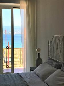 墨西拿Vecchia Paradiso - A un passo dal Mare的一间卧室配有一张床,享有海景
