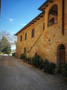 MalignanoCASA VACANZE CLAUDIA- 10 min da Siena的砖砌的建筑,旁边是植物