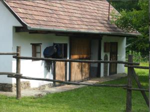 SzécsényOrgona Ház的前面有木栅栏的房子