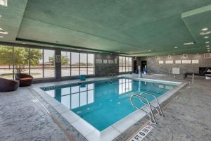 Best Western Plus Amarillo East Hotel内部或周边的泳池