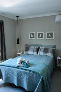 邦比尼亚斯Pérola de Bombinhas的一间卧室配有蓝色的床和蓝色的毯子
