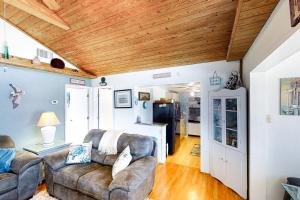 圣奥古斯丁Crescent Beach Cottage的客厅设有两张沙发和木制天花板
