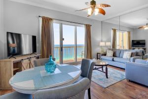 巴拿马城海滩Calypso 2-2307 West的客厅配有沙发和桌椅