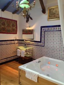 MaderueloHotel Rural El secreto del Castillo的客房内的浴室设有大浴缸