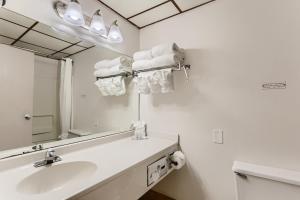拉夫兰Baymont by Wyndham Loveland - Fort Collins Area的白色的浴室设有水槽和镜子