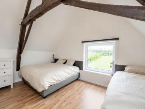Mont-de-l'EnclusLovely holiday home in Mont de l Enclus with garden的卧室设有两张床,带窗户
