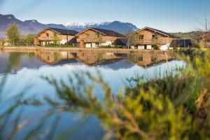 布朗Green Resort Bran的享有带房屋和山脉的湖景