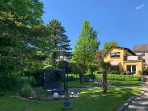 马兰迪Gästehaus Schwentineblick的草地上带篮球架的花园