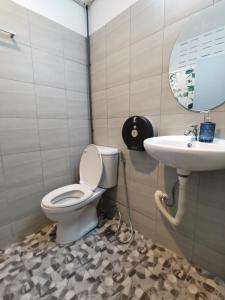 乌隆他尼Aim Houze的一间带卫生间和水槽的浴室