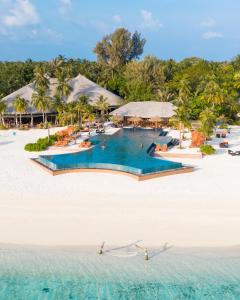 芭环礁Kihaa Maldives的海滩上的度假村的空中景观