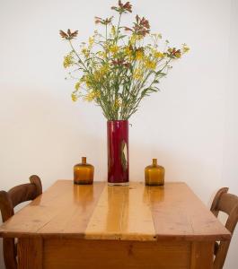 格拉夫-里内特The River Bend Cottages的木桌上方的花瓶