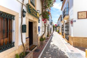马贝拉阿杜瓦雷斯之门酒店的西班牙老城区的一条小巷