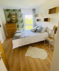 安锡Chez Tata Emma的一间卧室设有一张大床和一个窗户。