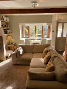 海伯敦桥Calderside Cottage (2 BDR Central Hebden Bridge)的客厅配有沙发和桌子