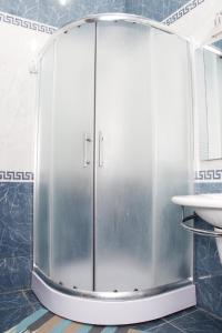 巴库巴库布提克迷你酒店的浴室里设有玻璃门淋浴