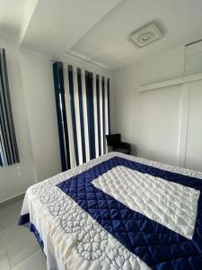 PhoenixStylish & Luxury 2-bed parkside apart with pool的窗户客房内的一张蓝色和白色的床