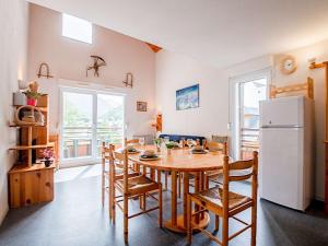 圣拉里苏朗Appartement Saint-Lary-Soulan, 5 pièces, 8 personnes - FR-1-296-306的厨房配有桌椅和冰箱。