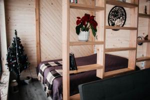 斯拉夫西克Ecottage котедж для двох у горах із чаном-джакузі的小屋内的一个床位,配有圣诞树